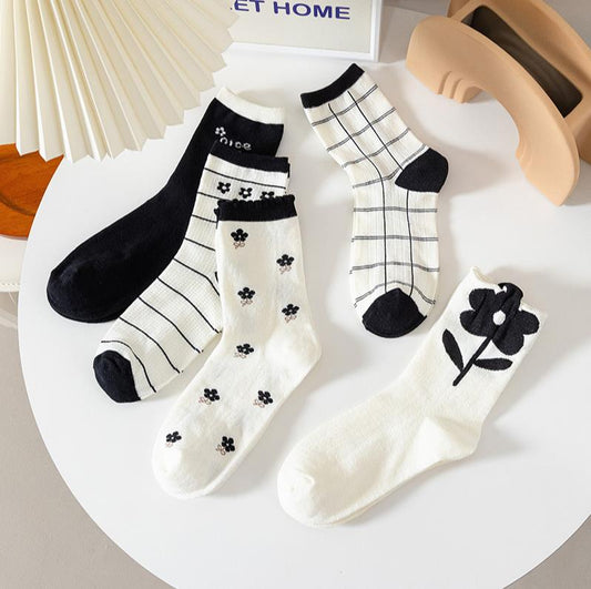 [Four Seasons] Black And White Flower Cotton Socks